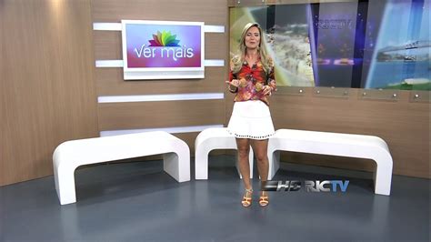 Vanessa Martinelli de saia curta mostrando a calcinha